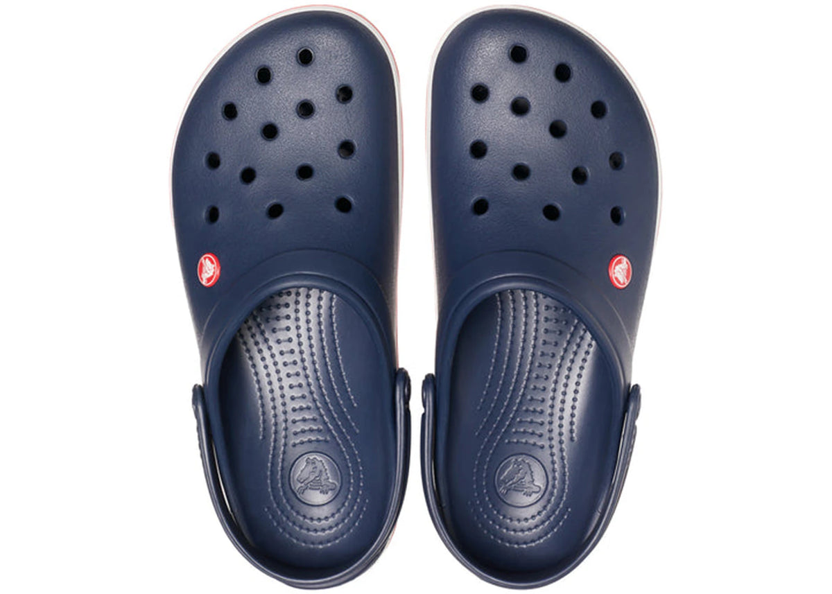 Crocs Crocband Clog Marine Blue, bovenaanzicht toont gaten in de neus en rode badges, geribbelde zoolvoering zichtbaar