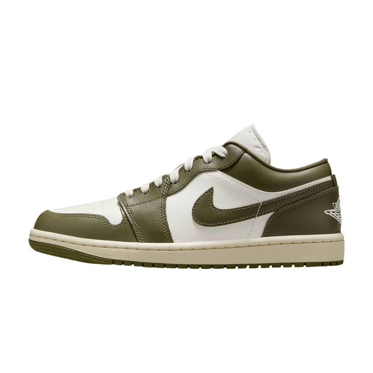 Jordan 1 Low Medium Olive, zijaanzicht van leren sneaker met olijfgroen en crème-wit kleurvlakken, Nike Swoosh logo
