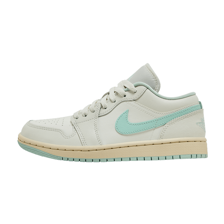 Jordan 1 Low Sail Igloo zijaanzicht, wit leer met turquoise Swoosh en crèmekleurige zool