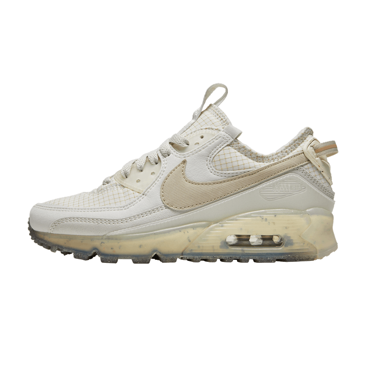 Nike Air Max 90 Terrascape Light Bone zijaanzicht met beige mesh bovenwerk, crème swoosh en transparante Air Max zool