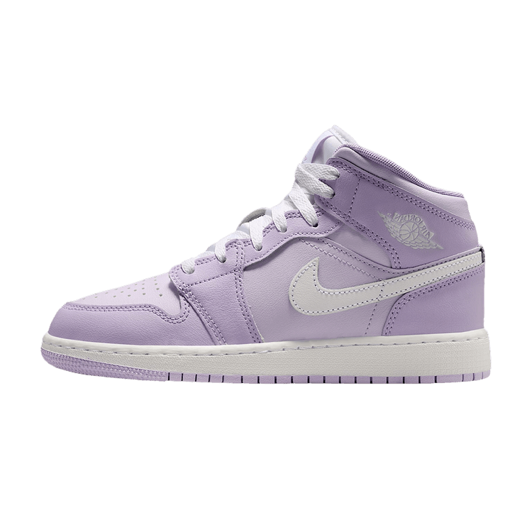 Jordan 1 Mid Violet Mist Barely Grape (GS) zijaanzicht, paars leder met crème swoosh en zool
