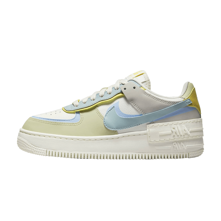 Nike Air Force 1 Low Shadow Ocean Cube, zijaanzicht met pastelinlays in geel, blauw en wit op platform zool