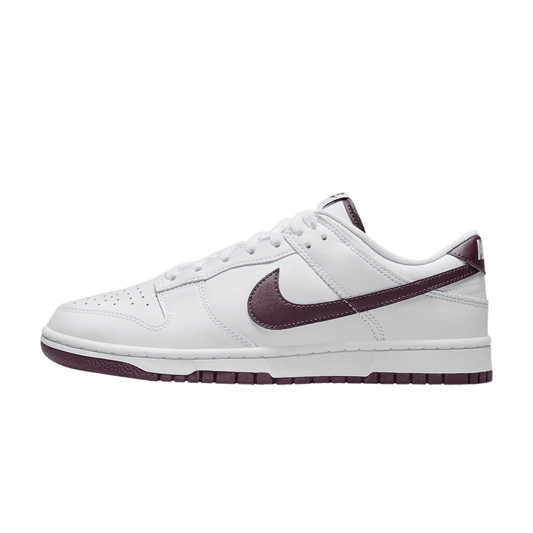 Nike Dunk Low Retro White Night Maroon, zijaanzicht met wit leer en donkerpaarse Swoosh en zool