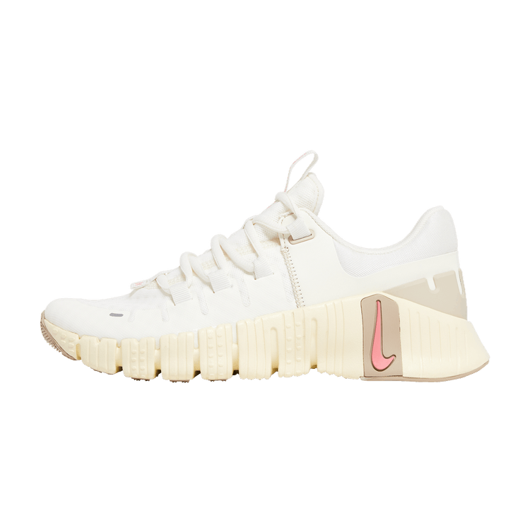 Nike Free Metcon 5 Sail Sanddrift zijaanzicht met witte upper, gegroefde crèmekleurige zool en roze swoosh-logo