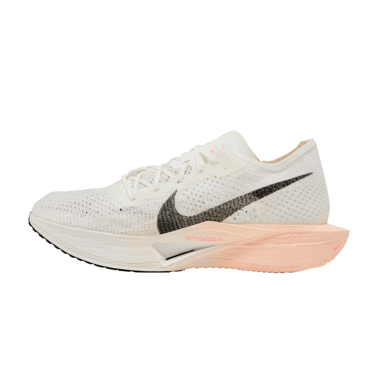 Nike ZoomX Vaporfly 3 Sail Guava Ice, zijaanzicht met witte mesh-bovenwerk, zwart swoosh-logo en roze-beige zool