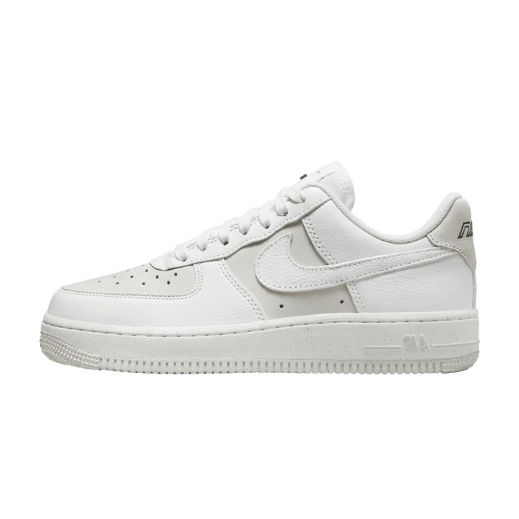 Nike Air Force 1 Low '07 LX White Photon Dust Women's, zijaanzicht van witte sneaker met leren upperkant