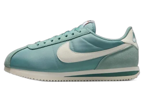Nike Cortez Textile Cannon Alabaster, zijaanzicht, blauwgroen leer met wit swoosh en crèmekleurige zool