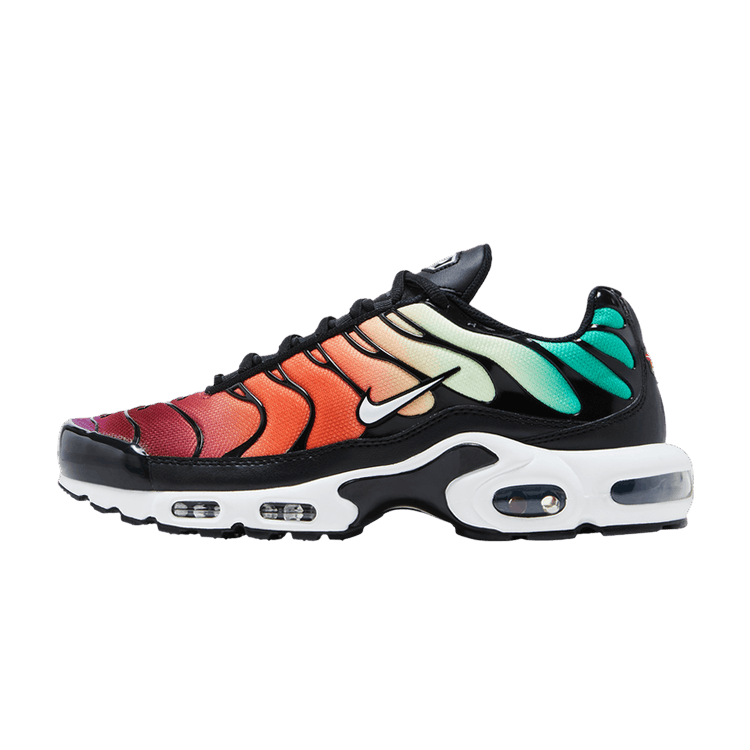Nike Air Max Plus Rainbow, zijaanzicht met verloop van rood, oranje, geel en groen op bovenkant, zwart en wit zool