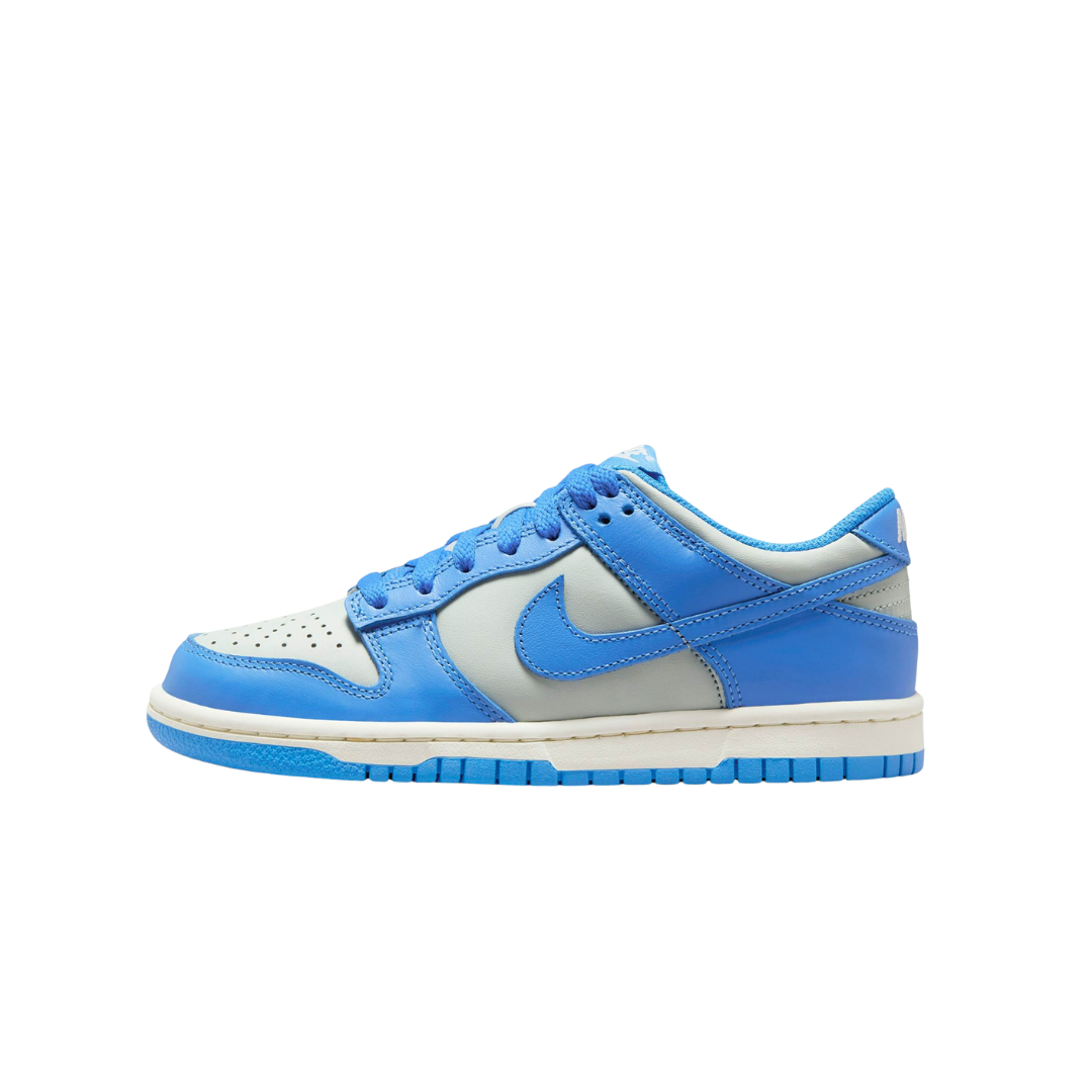 Nike Dunk Low Light Silver Sail Light Photo Blue (GS), zijaanzicht met blauw en beige kleurvlakken, witte zool
