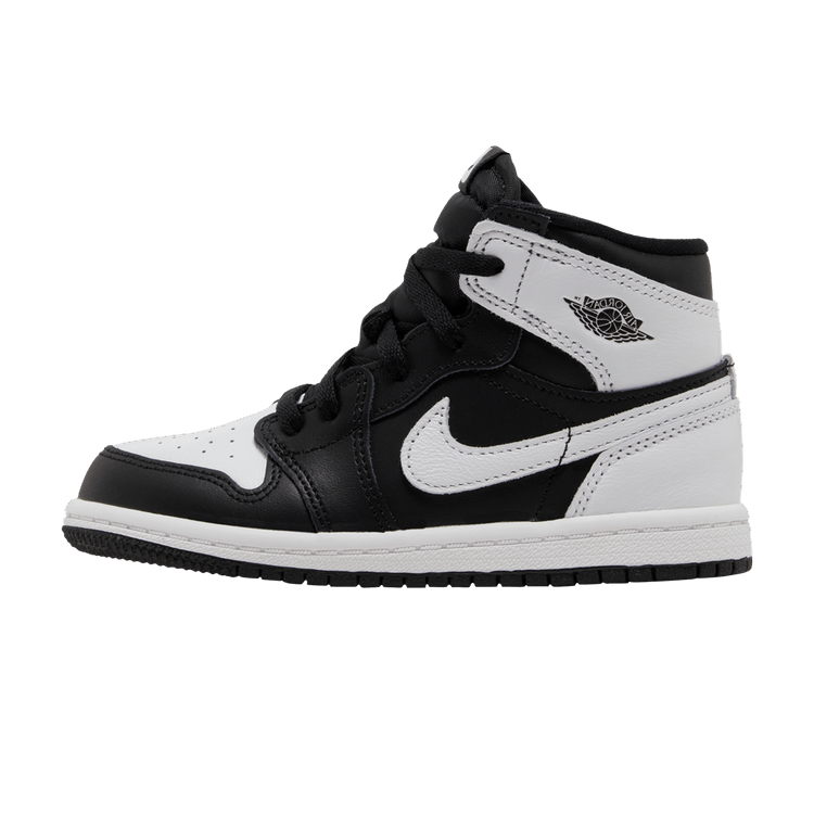 Jordan 1 Retro High OG Black White (TD), zijaanzicht met zwart-wit colorway, contrasterende Nike Swoosh en klassieke silhouet