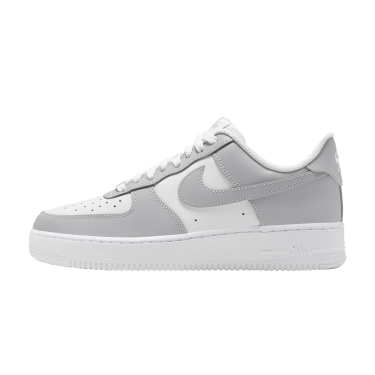 Nike Air Force 1 Low '07 Light Smoke Grey White, zijaanzicht met grijs en wit kleurvlak, witte zool en gestikt Swoosh logo