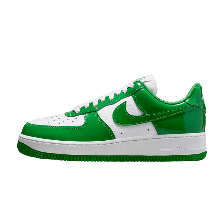 Nike Air Force 1 Low '07 Kelly Green Patent, zijaanzicht met groen en wit colorblock, lakglans en witte zool