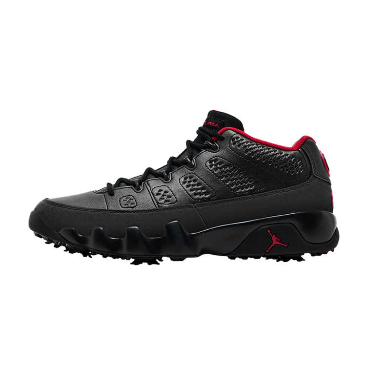 Jordan 9 Retro Low Golf Charcoal, zijaanzicht met zwart mesh bovenwerk, rode accenten en massieve grijswarte zool