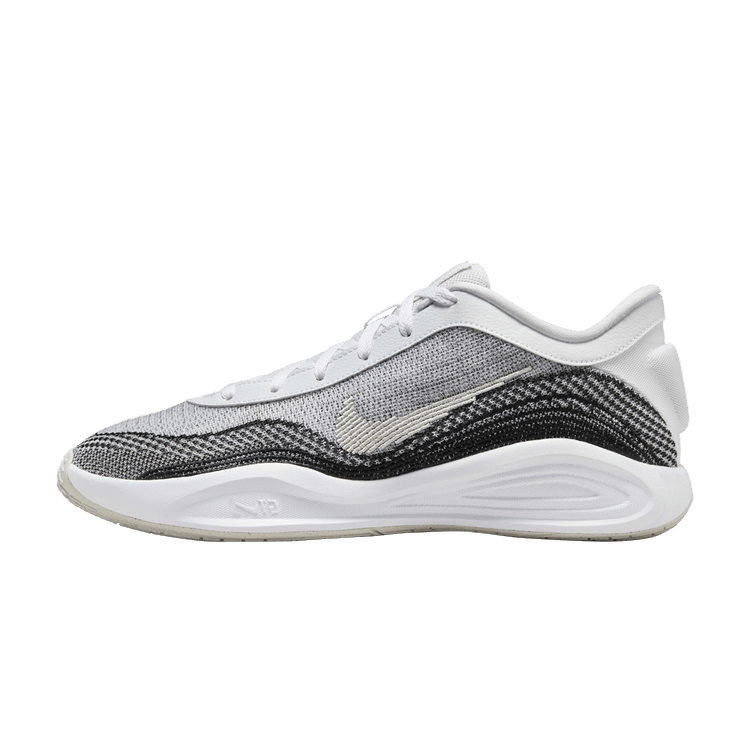 Nike GT Hustle Academy White Light Bone Black, zijaanzicht met witte en zwarte mesh-details, witte zool