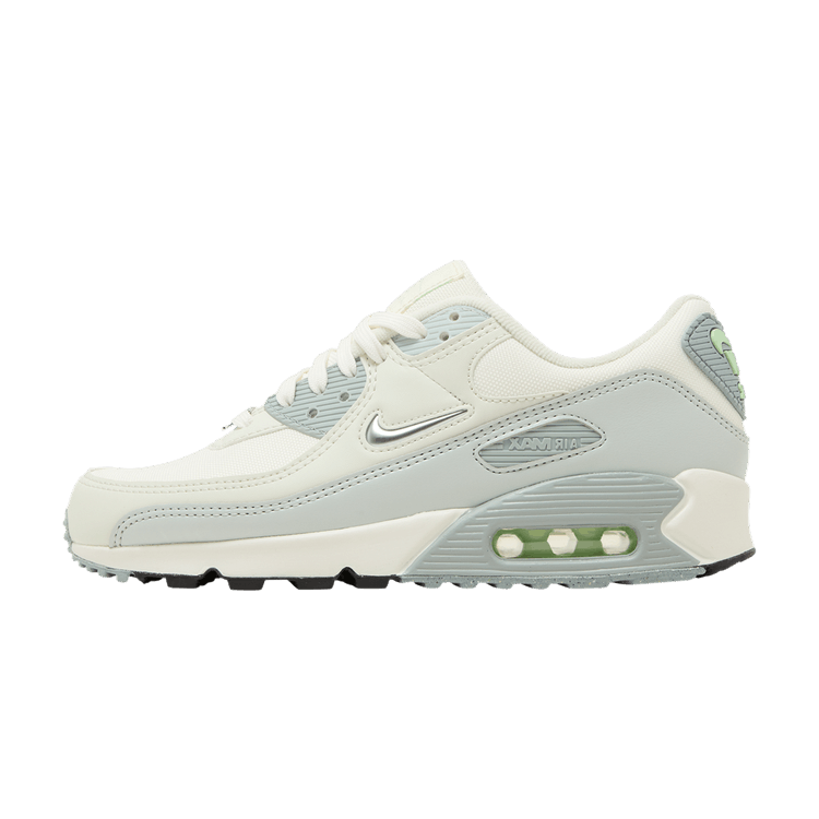 Nike Air Max 90 SE Molten Metal, zijaanzicht met wit en grijs leer, groene Air-zool en zwarte loopzool