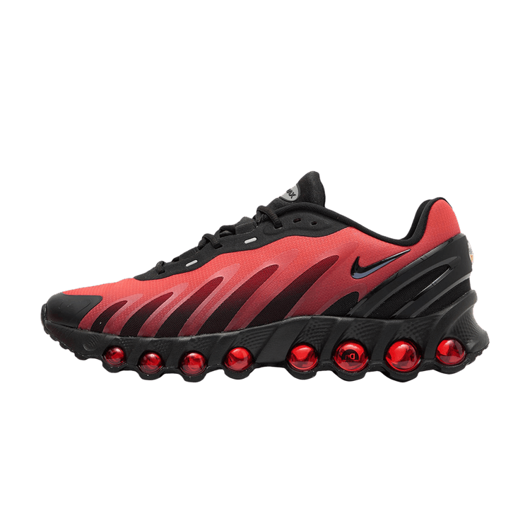 Nike Air Max Dn8 Black Bright Crimson zijaanzicht met rood-zwart kleurblok en rode bolletjes onder de zool