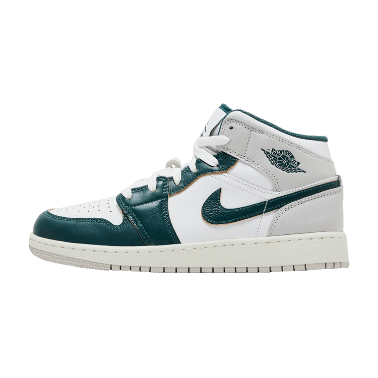 Jordan 1 Mid SE Oxidized Green (GS), zijaanzicht met wit leer, oxidized green leren panelen en swoosh, crème zool