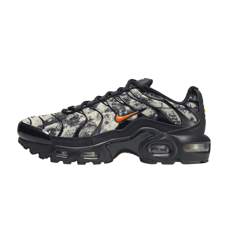 Nike Air Max Plus Black Orange Camo (GS), zijaanzicht met camo, oranje Swoosh en Air Max zool
