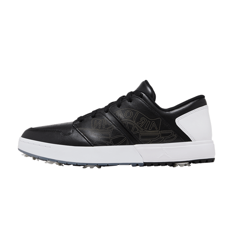 Jordan Nu Retro 1 Low Golf Black White zijaanzicht met zwart leer, witte hielcontrastkleur en golfzool, Air Jordan