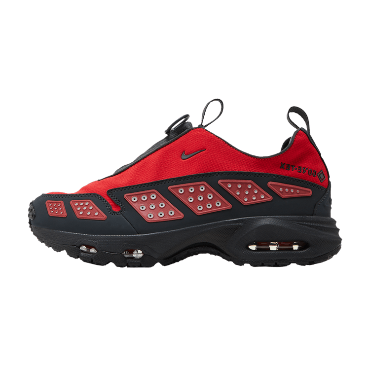 Nike Air Max Sunder Gore-Tex Hyper Crimson zijaanzicht met rood bovenwerk, zwarte studs en Air Max zool