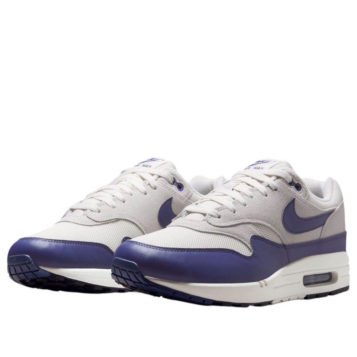 Nike Air Max 1 Essential Phantom Sanded Purple, paar samen bovenaanzicht met getikte ribbelingen en paarse accenten