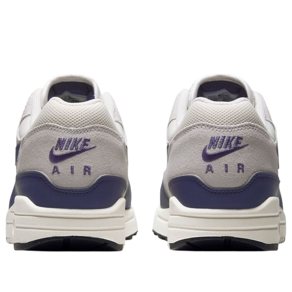 Nike Air Max 1 Essential Phantom Sanded Purple, achteraanzicht met paarse hiel en suède branding op grijze background
