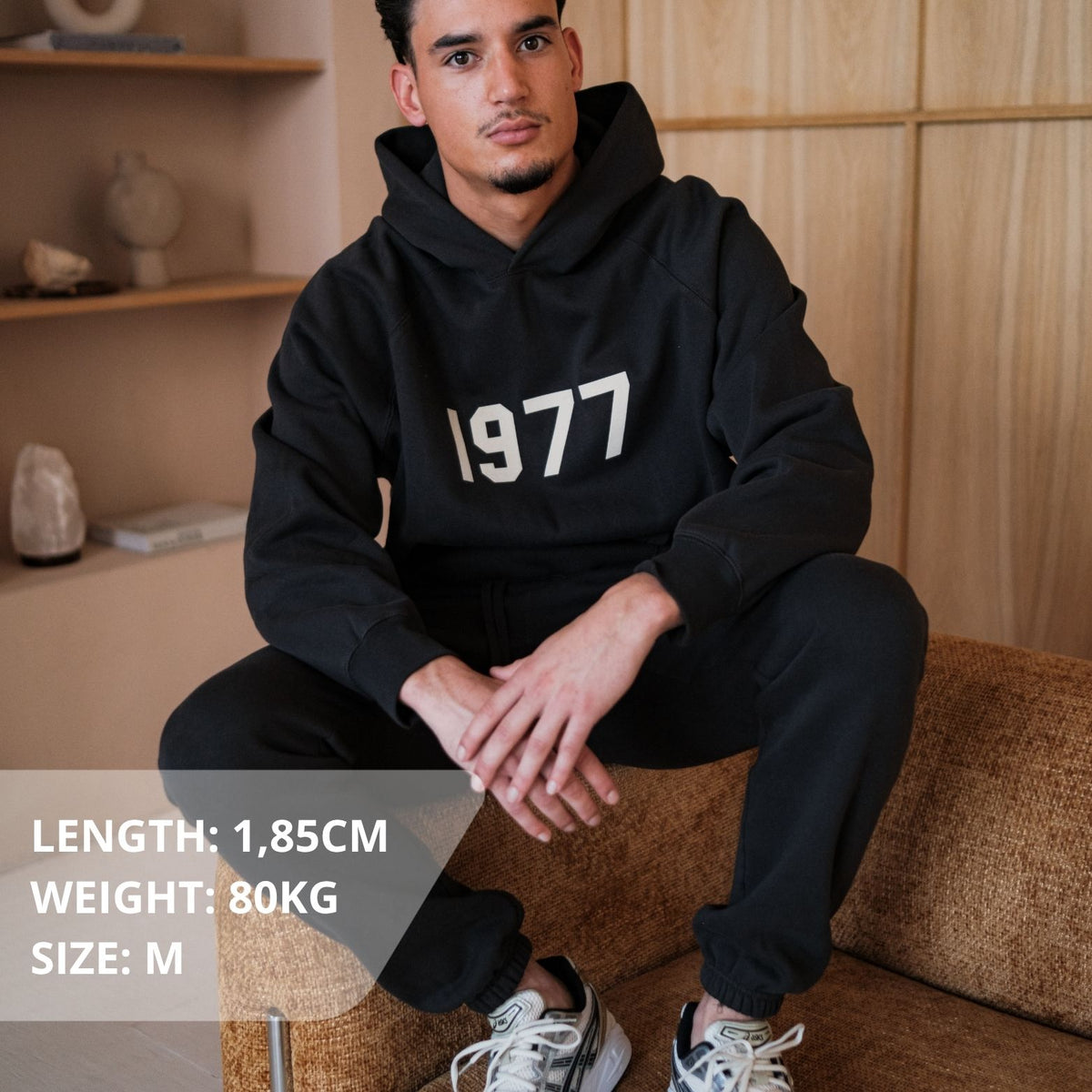 Fear of God Essentials 1977 Iron Black Full set, gedragen, zwart hoodie met 1977-print en bijpassende joggingbroek