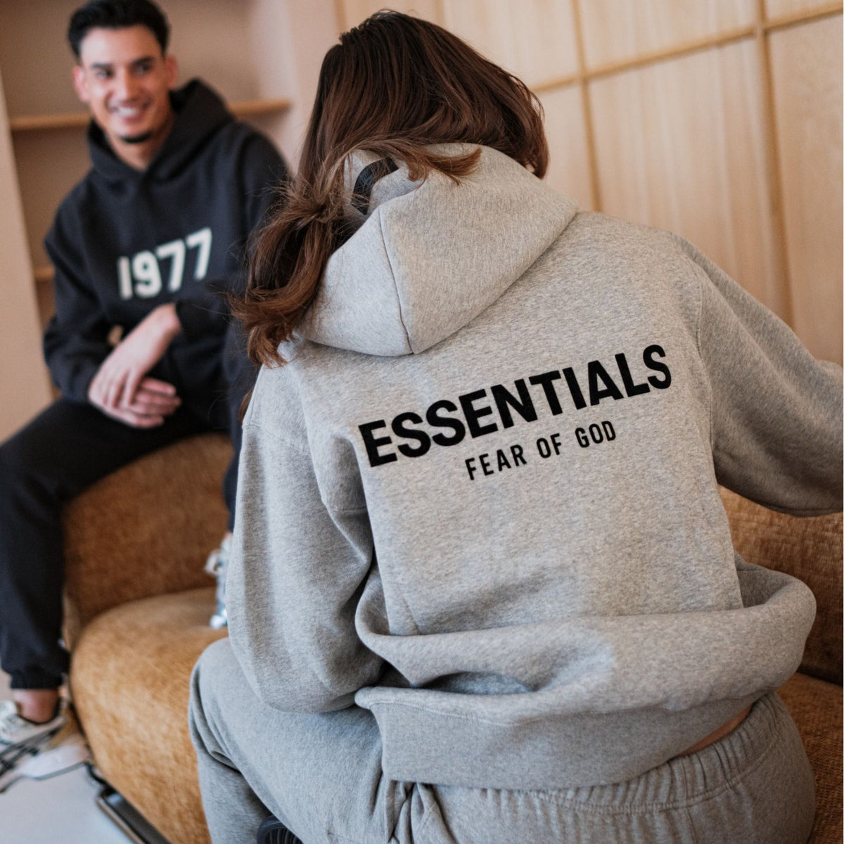 Fear of God Essentials Dark Oatmeal Hoodie, achteraanzicht met groot logo op rug en grijze kleur