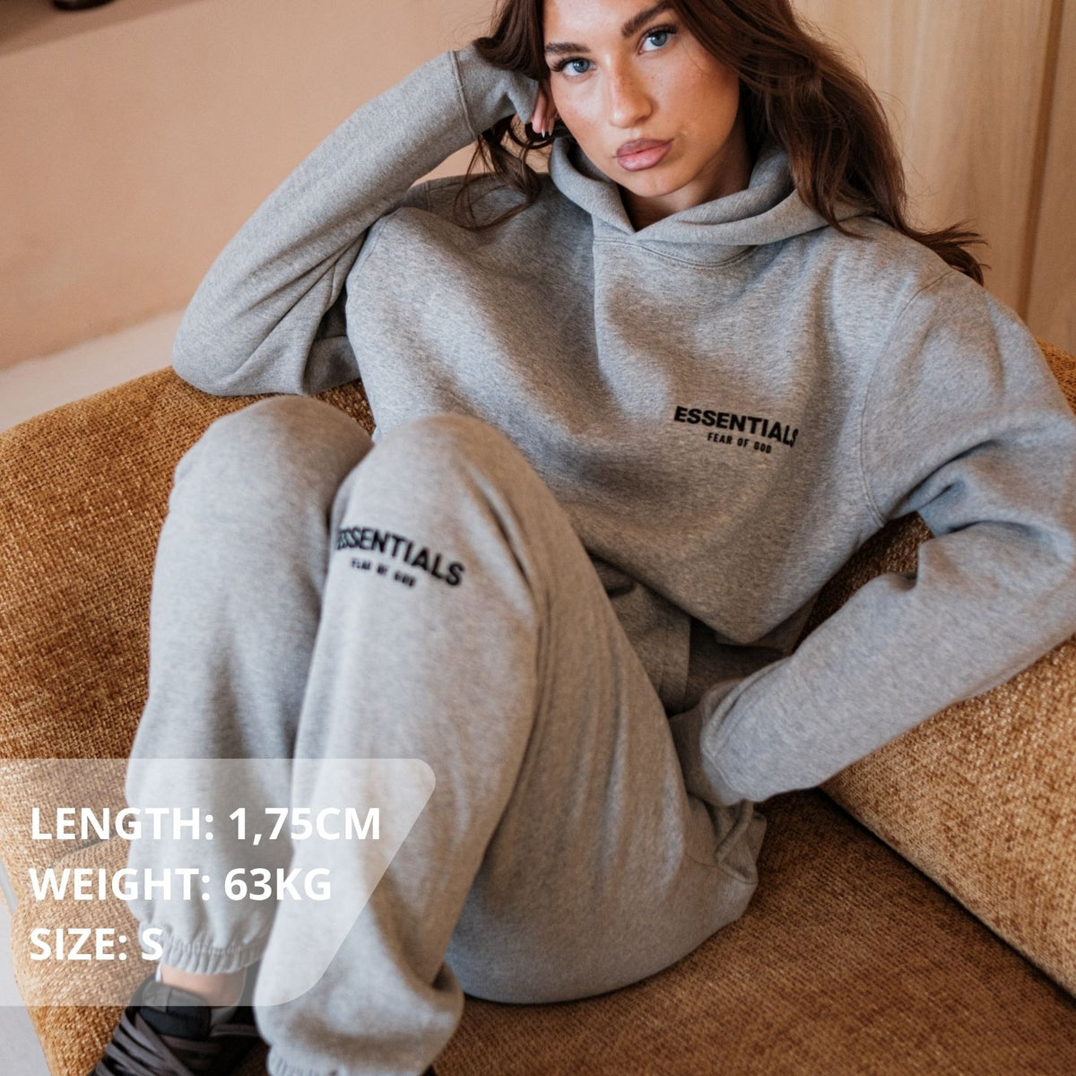 Fear of God Essentials Dark Oatmeal Hoodie, gedragen met bijpassende joggingbroek en klein borstlogo