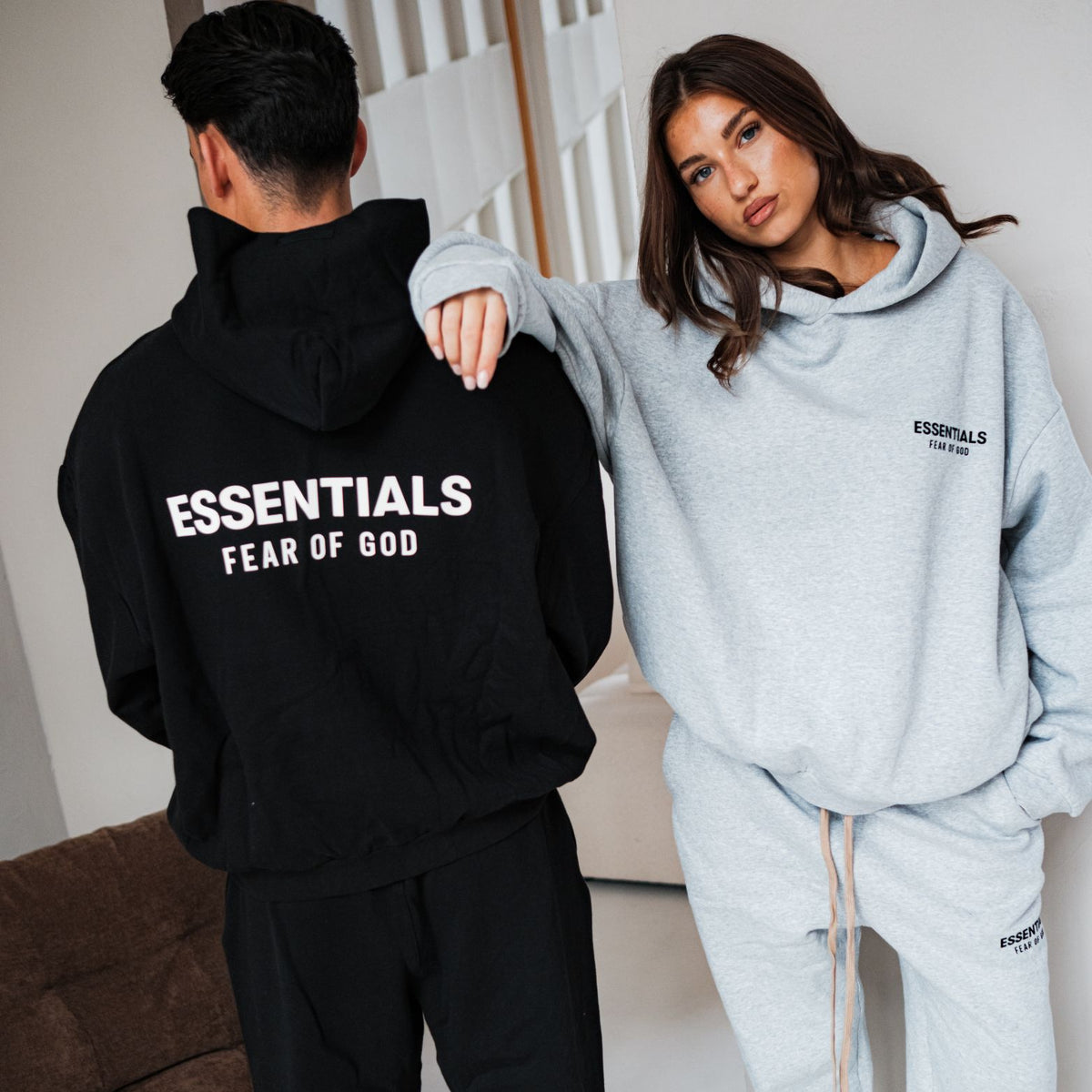 Fear of God Essentials FW24 Light Heather Full set, paar samen in zwart en grijs trainingspak met geborduurd logo