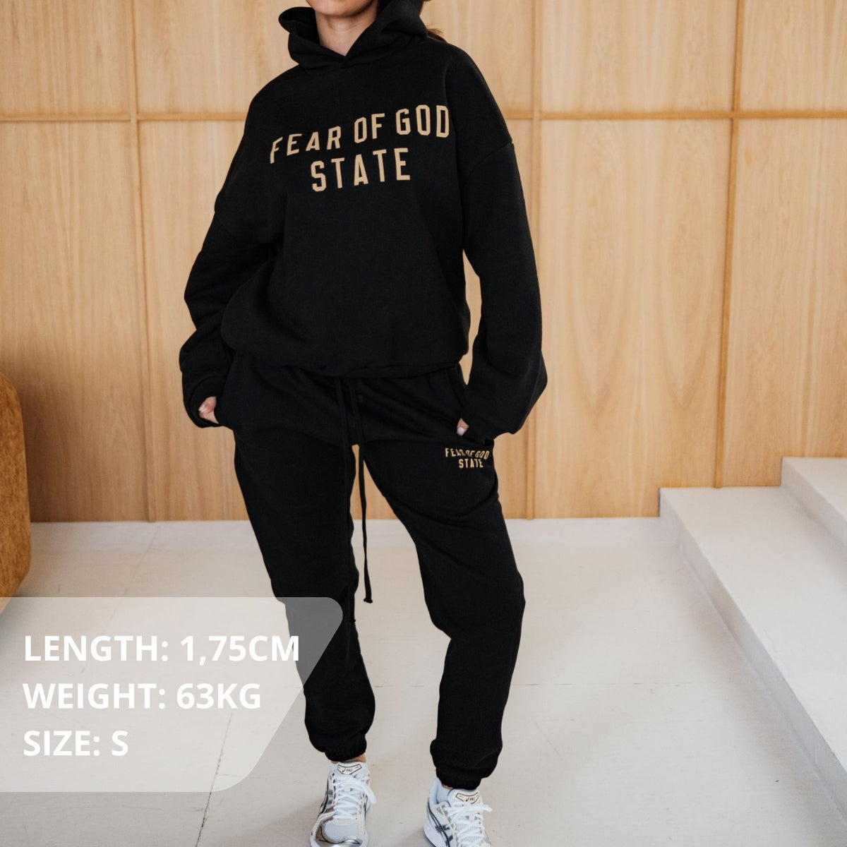 Fear of God Essentials FW24 Black Yellow State Full set, gedragen als complete outfit met hoodie en joggingbroek