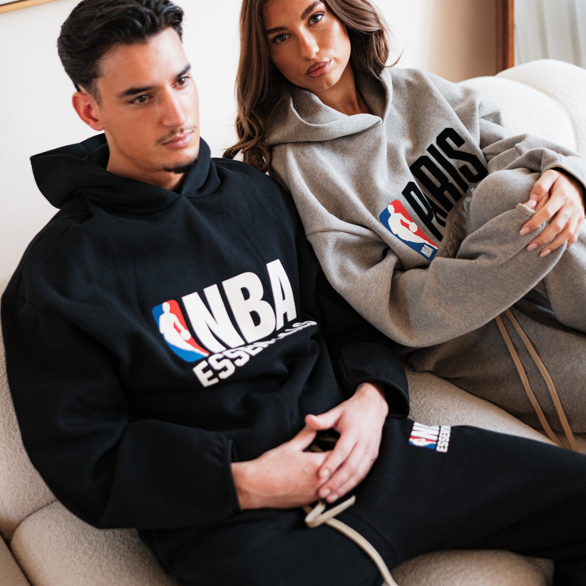 Fear of God Essentials NBA Black White Full set, paar samen: zwarte set bij man, grijsbeige set bij vrouw