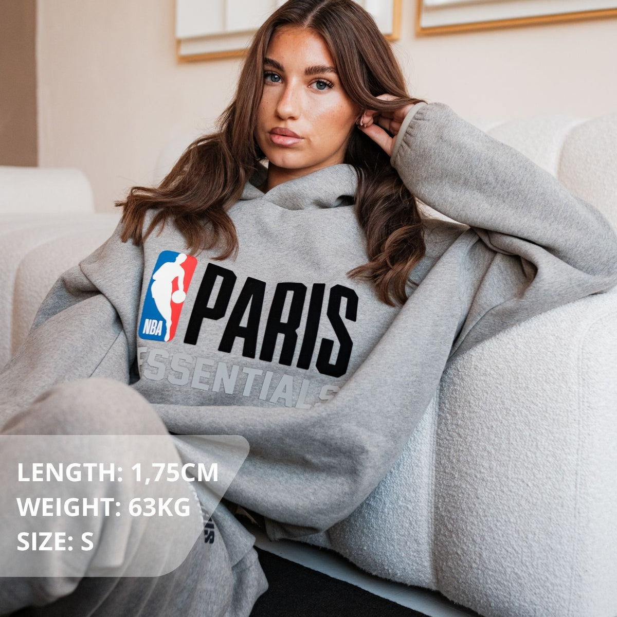 Fear of God Essentials NBA Paris hoodie gedragen, grijs katoenen sweatshirt met NBA-logo en zwarte PARIS-tekst
