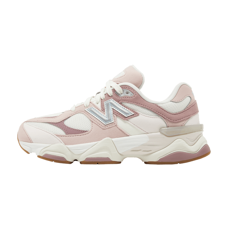 New Balance 9060 Rose Pink (Wide) (GS) zijaanzicht, roze en crème mesh met wit N-logo en geribbelde zool