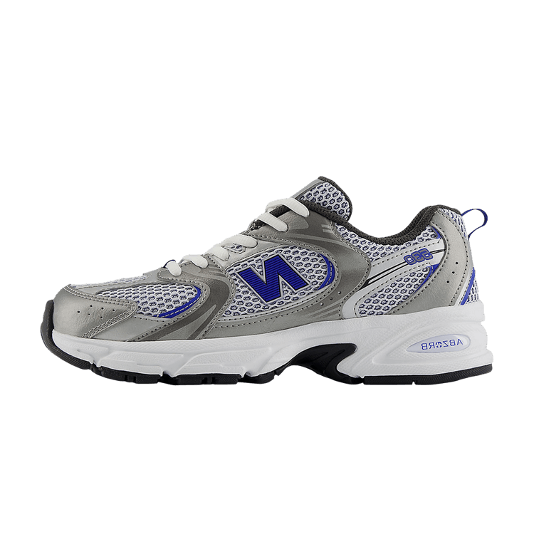 New Balance 530 Dark Silver Metallic Royal (GS) zijaanzicht met grijs mesh, metallic accenten en kobaltblauw N-logo