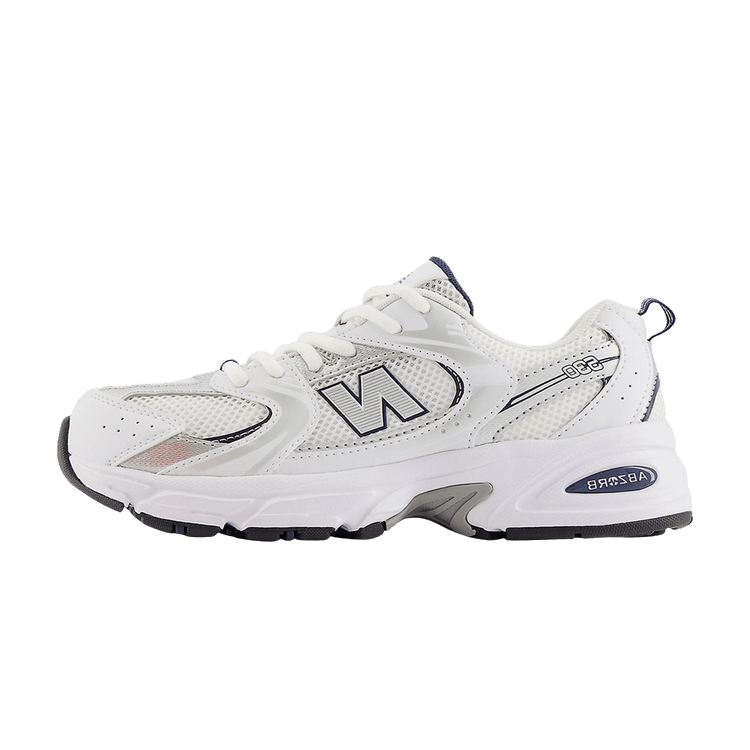 New Balance 530 White Natural Indigo (GS) zijaanzicht, witte mesh met grijze accenten en marineblauwe details
