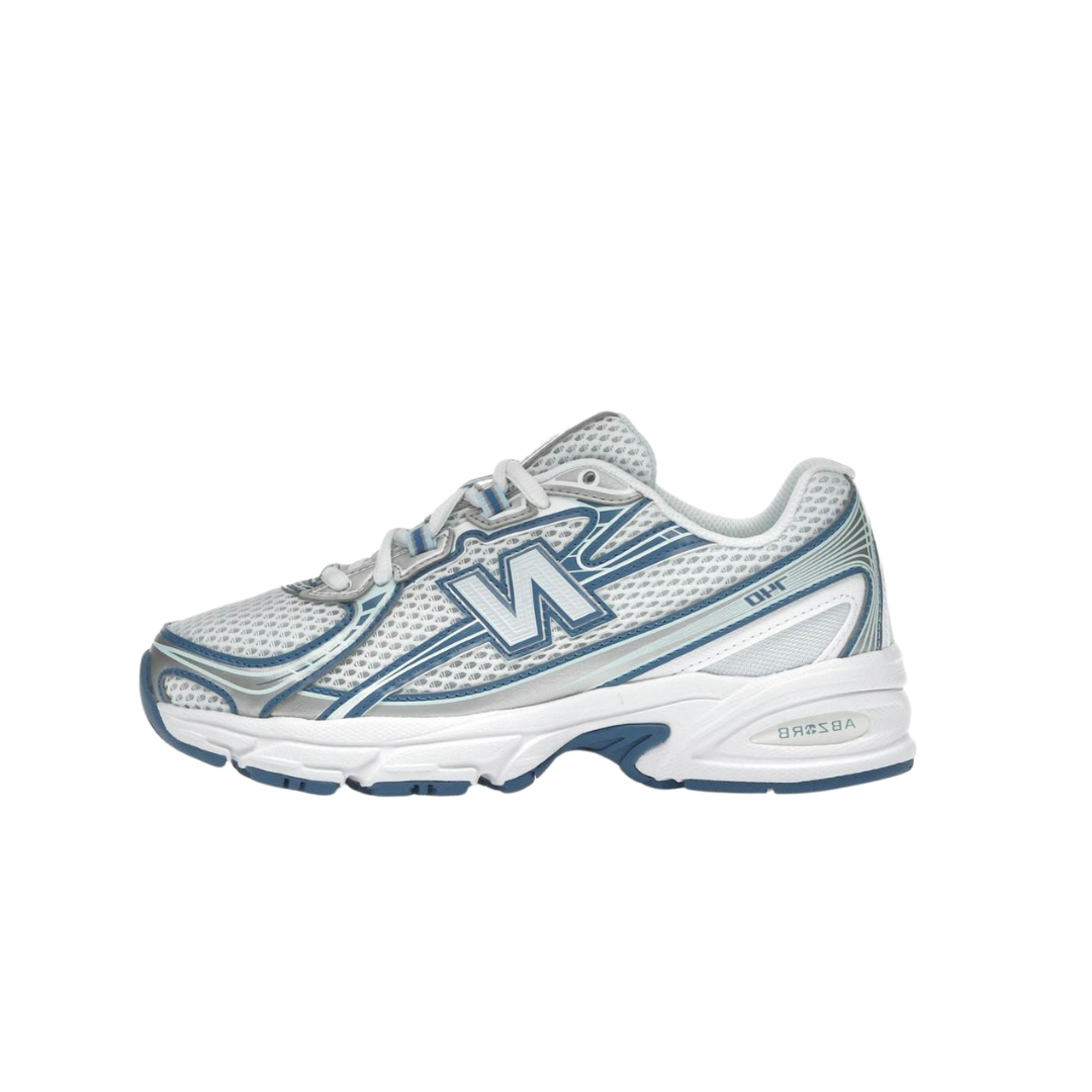 New Balance 740 Ice Blue (GS) zijaanzicht, wit mesh met blauwe accenten en N-logo, witte zool