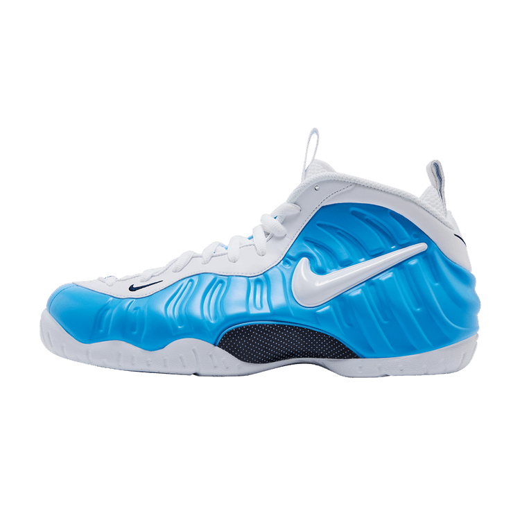 Nike Air Foamposite Pro University Blue, zijaanzicht met blauw Foamposite-schil, wit logo en witte zool