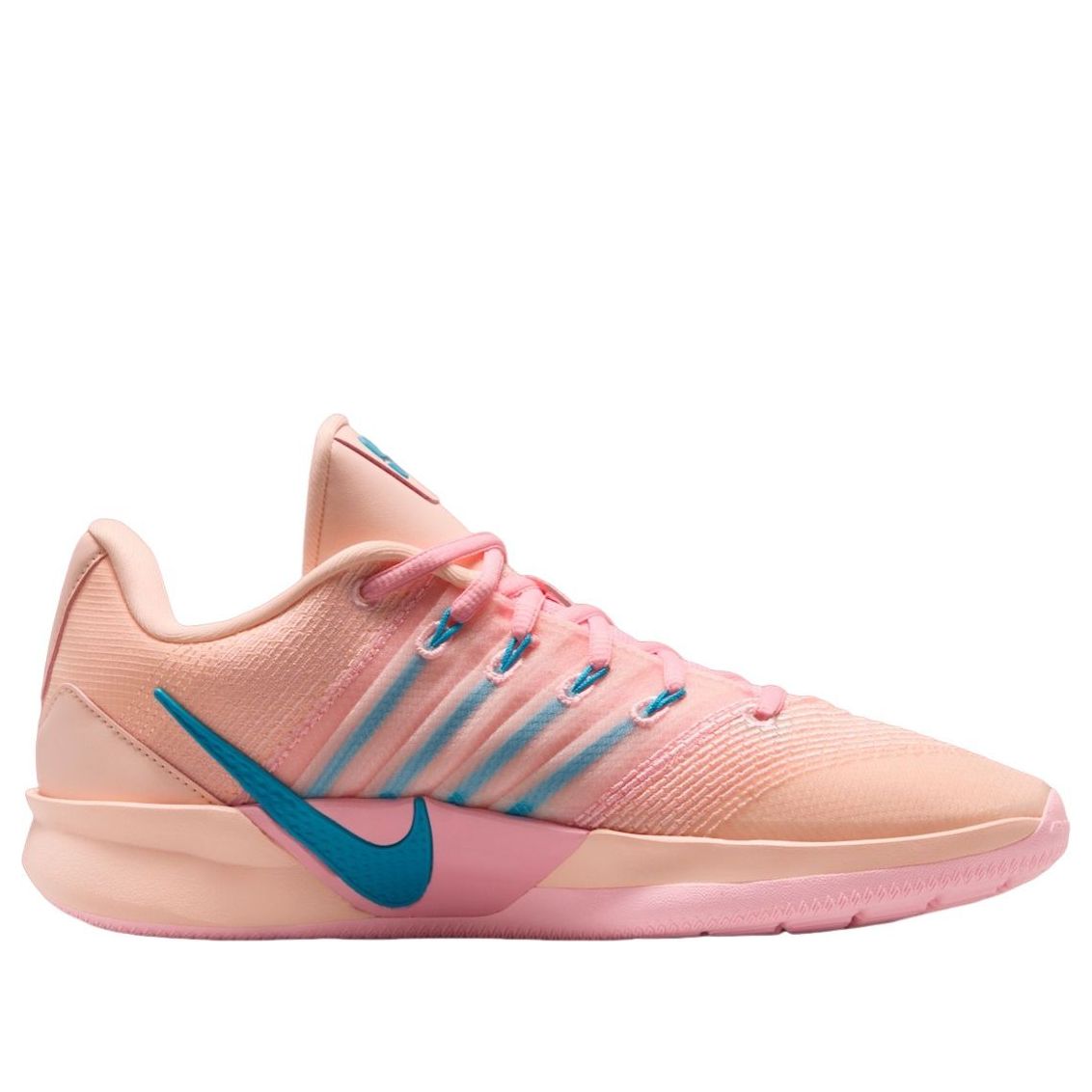 Nike Sabrina 3 Twin driekwart aanzicht met roze mesh, blauw Swoosh en grijze striping