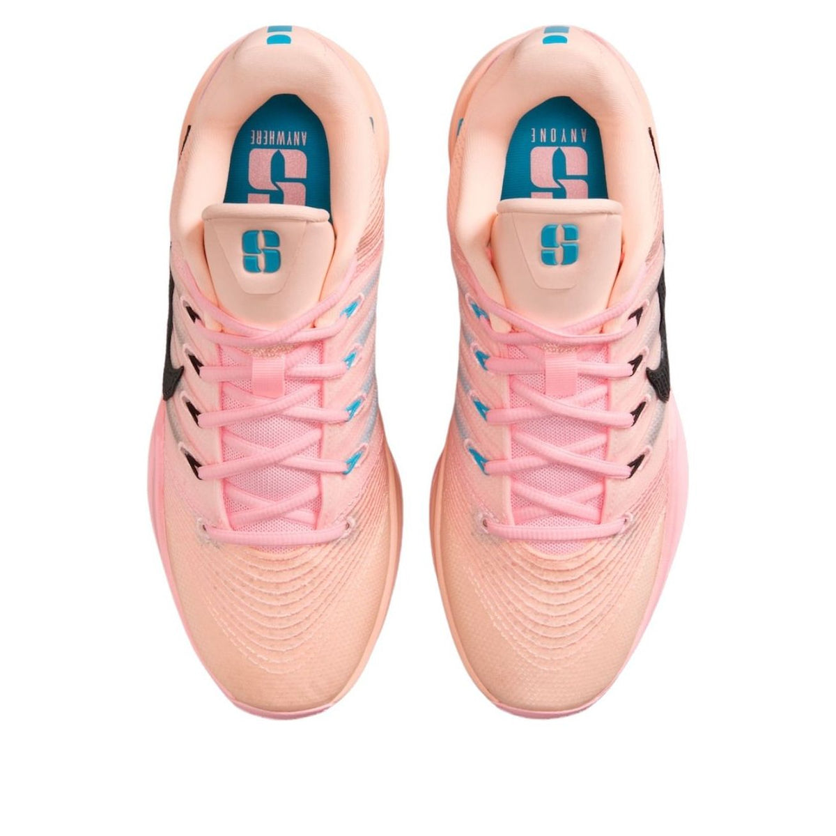 Nike Sabrina 3 Twin bovenaanzicht met roze veters, zwart en blauw detail, tongbadge zichtbaar