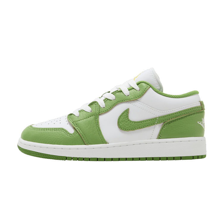 Jordan 1 Low Chlorophyll (GS) zijaanzicht, witte en groene leren panelen met witte zool