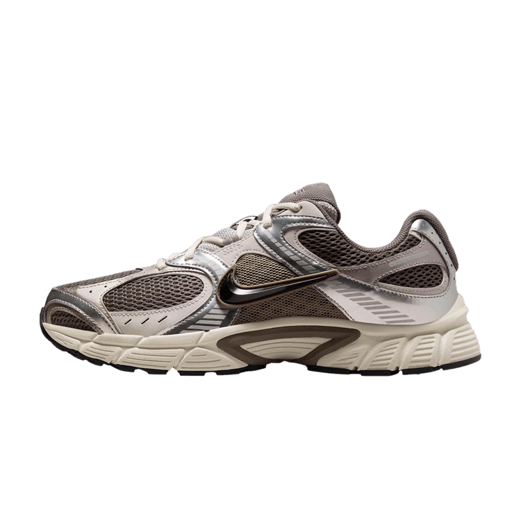 Nike V5 RNR Cave Stone Black, zijaanzicht met grijs, zwart en crème kleurvlakken, mesh en kunstleer, dikke loopzool