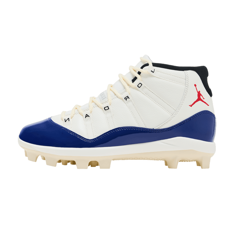 Jordan 11 Mid MCS Cleat Rare Air zijaanzicht met wit leer, donkerblauw accent, rood Jumpman-logo en beige voetbalzool