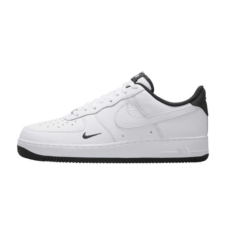 Nike Air Force 1 Low '07 White Anthracite Mini Swoosh, zijaanzicht met wit leer, zwarte hielstrap en mini Swoosh logo