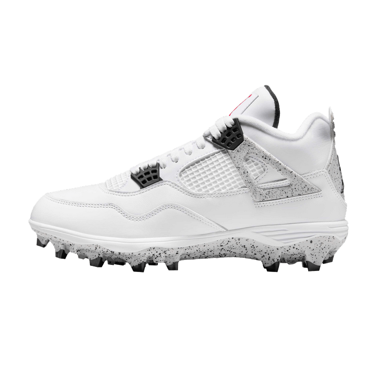 Jordan 4 Retro TD Cleat White Cement, zijaanzicht met wit leder, grijze mesh details en zwarte cleats aan de zool