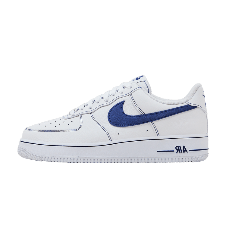 Nike Air Force 1 Low '07 LV8 White Deep Royal Blue, zijaanzicht met wit leer, donkerblauw swoosh en contrasterende stiksels