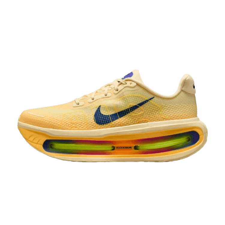 Nike Vomero Premium Alabaster, zijaanzicht met geel mesh en donkerblauwe swoosh, kleurrijke zool