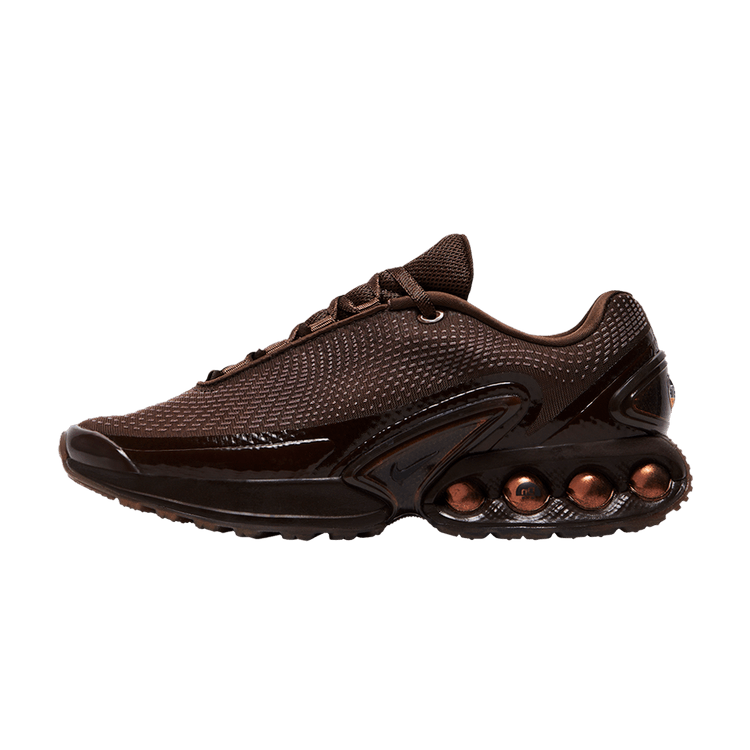 Nike Air Max Dn Isamaya Ffrench Light Chocolate zijaanzicht met mesh bovenwerk en koperkleurige air-units in de zool