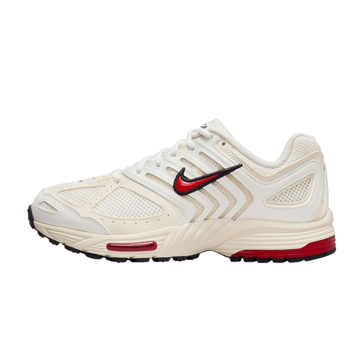 Nike Air Peg 2K5 White Coconut Milk Red, zijaanzicht met wit mesh-upper, rode swoosh en rode/zwarte zoolaccenten