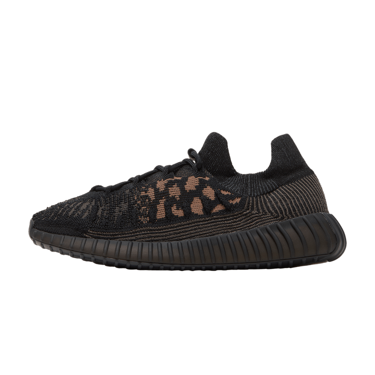 adidas Yeezy 350 V2 CMPCT Slate Carbon zijaanzicht, zwart gebreide upper met camouflagepartoon en geribbelde zool